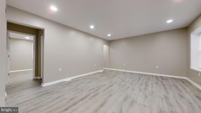 Building Photo - 8304 MAPLEWOOD Dr