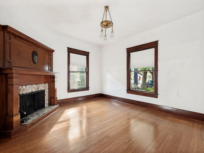 Foto del edificio - "Charming 4-Bedroom Home with 2 Full Baths in Vibrant Dallas Neighborhood!"