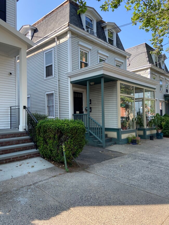 Building Photo - 842 State St