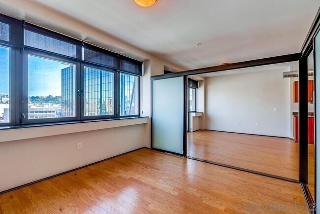 Building Photo - 2 bedroom downtown, 2 bath and 2 parking spaces.  View! (Solara Lofts)