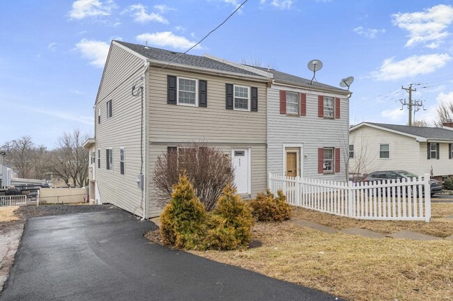 Building Photo - 461 Hale St