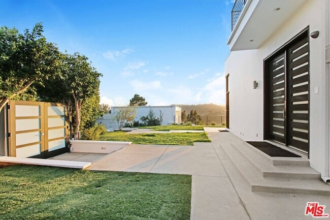 Building Photo - 2780 Creston Dr