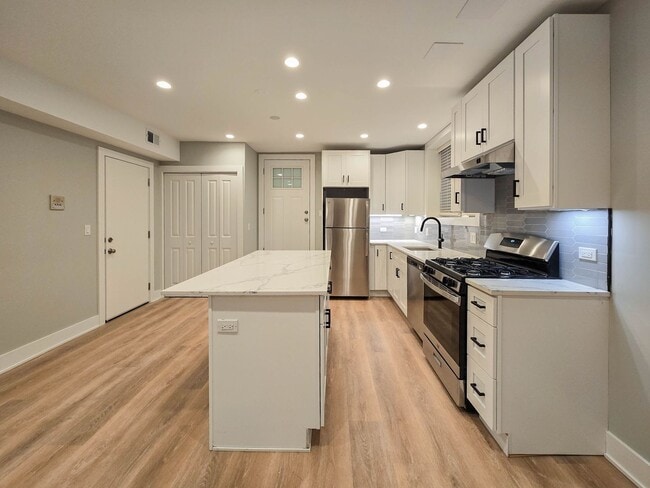 Building Photo - 4838 N Wolcott Ave