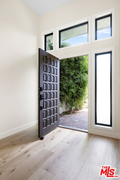 Building Photo - 1549 Palisades Dr