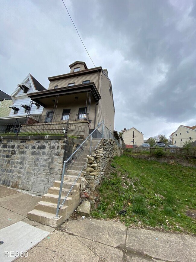 Building Photo - 4 br, 2 bath House - 39 Mt Oliver St South...
