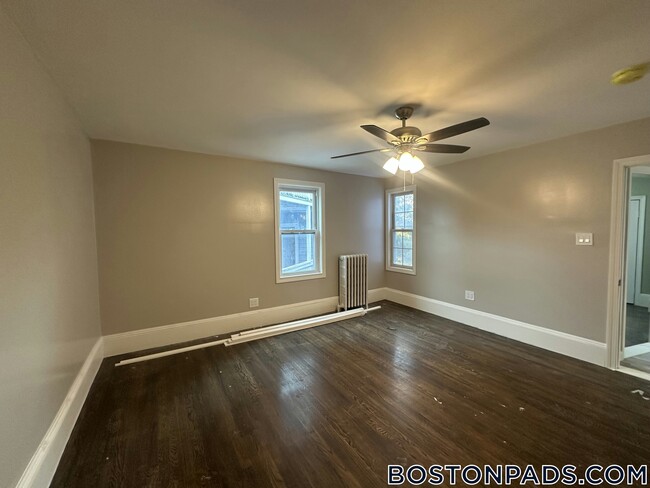 Building Photo - 13 Gladstone St