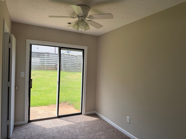 Building Photo - CountryPlace Townhomes off Lakeside Drive