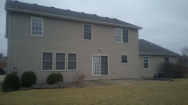 Building Photo - Large single family Home