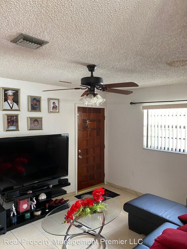 Building Photo - 3 br, 2.5 bath House - 326 E 12th St Unit 1