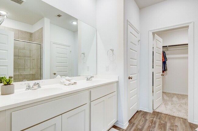 Foto del edificio - 5946 First Blush Dr