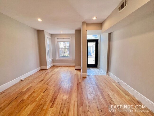 Building Photo - 342 Elm St NW