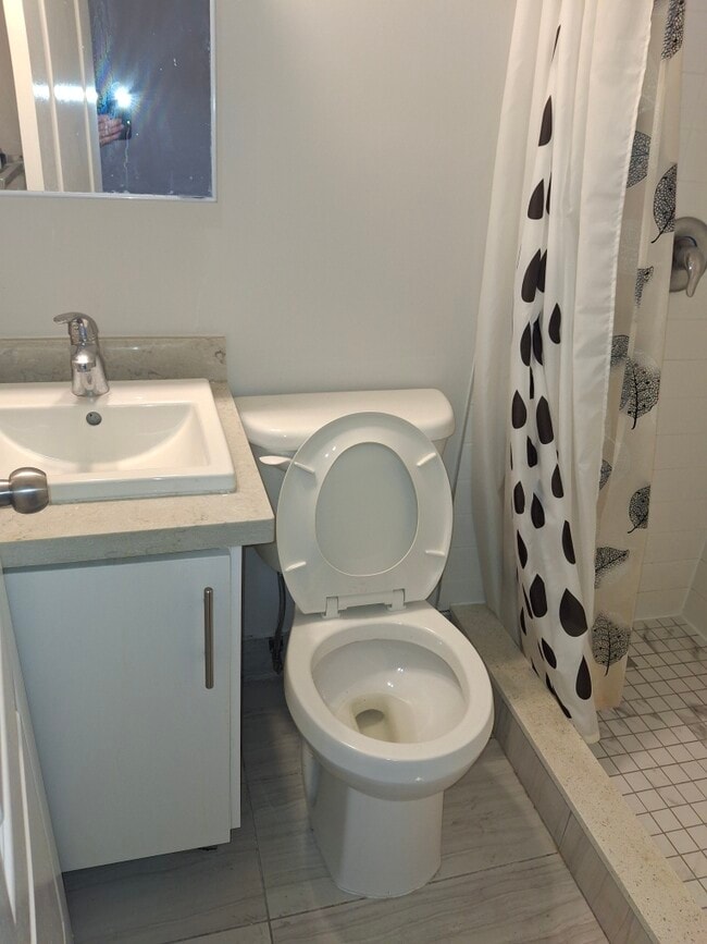 Building Photo - Bachelor Apartment in lovely building!