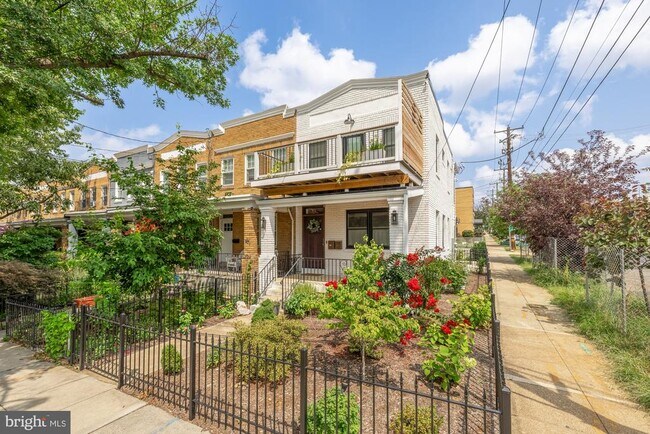 Foto del edificio - 336 Channing St NE