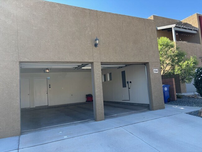 Foto del edificio - Executive 2 story Town house 4 Bedroom 3 b...