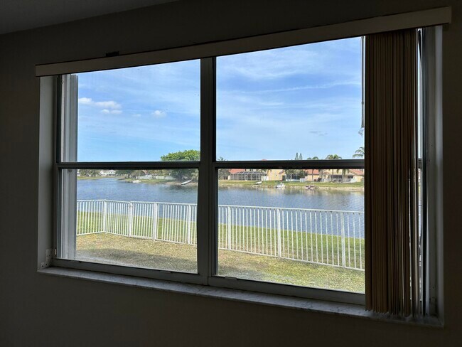 Foto del edificio - 7302 Burgess Dr