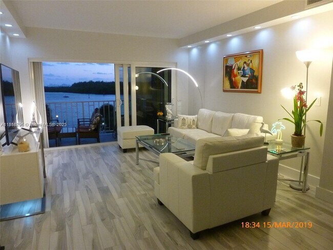 Foto del edificio - 300 Bayview Dr