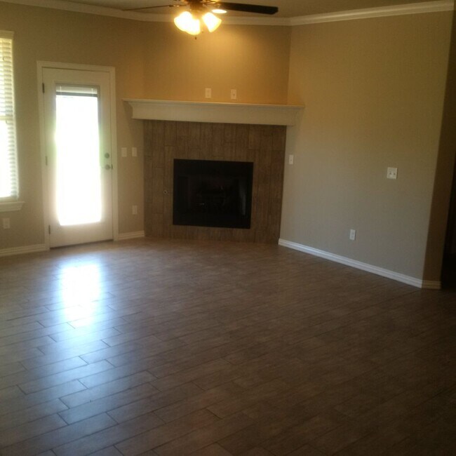 Foto del edificio - Nice 3 bedroom 2 bath 3 car garage home in East Fayetteville
