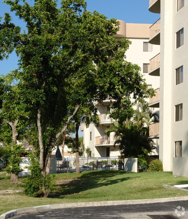 Building - Royal Palm Towers