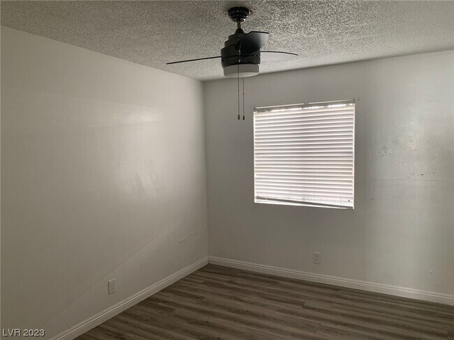 Foto del edificio - 1613 E Constantine Ave