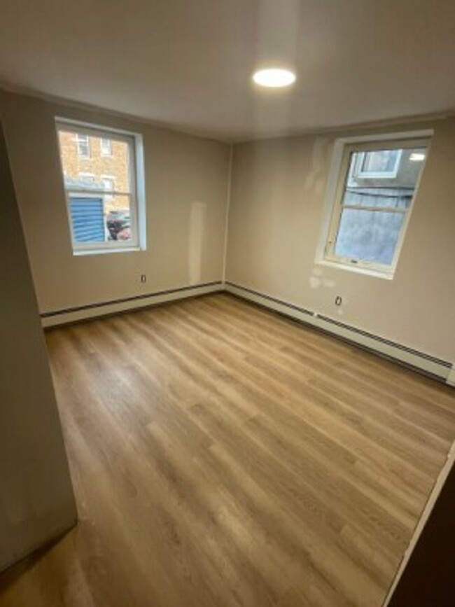 Foto del edificio - RENOVATED 4 BED 2 BATH IN BROOKLINE!!!