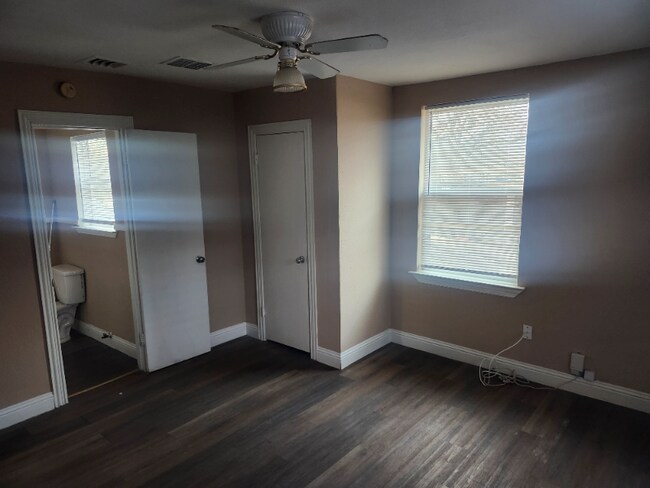 Foto del edificio - 817 E Houston St