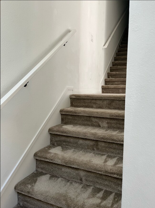 Escaleras (del primer al segundo nivel, pero se pueden ver escaleras del segundo al tercer nivel) - 1989 Affinity Ln