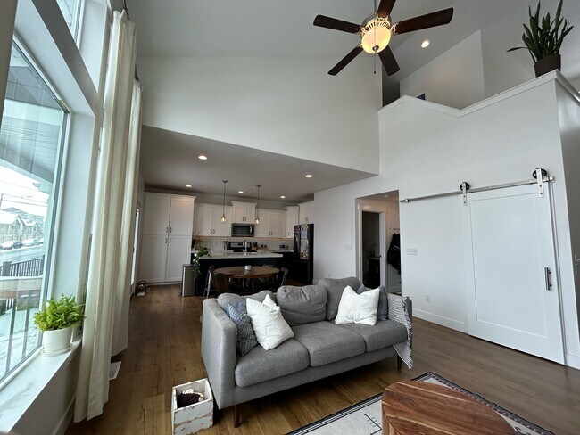 Building Photo - 6613 S Wallsburg Dr