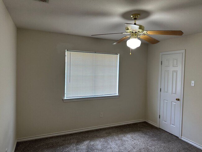 Building Photo - College Station - 3 bedroom / 2 bath / Dup...