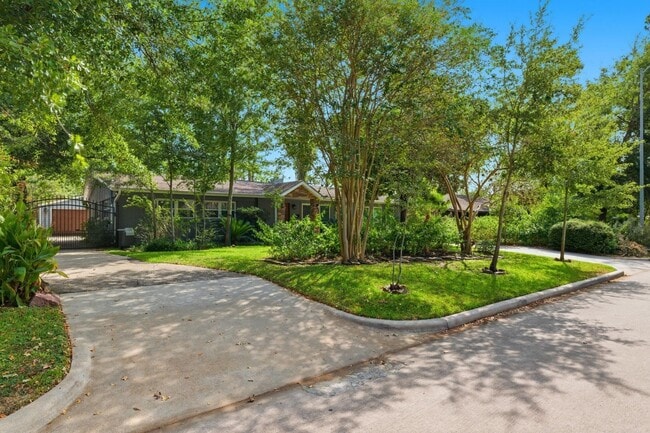 Building Photo - 1320 Woodvine Dr