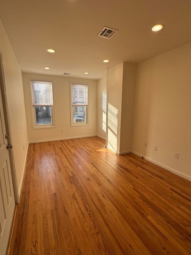 Foto del edificio - 142 Webster Ave