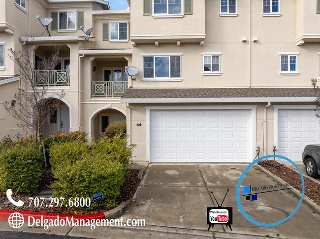 Foto del edificio - Desirable 4 bd townhome across from Glen Cove Waterfront Park