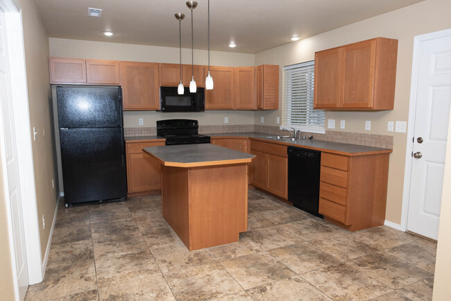 L-Shaped Kitchen - 1023 S Evergreen Rd