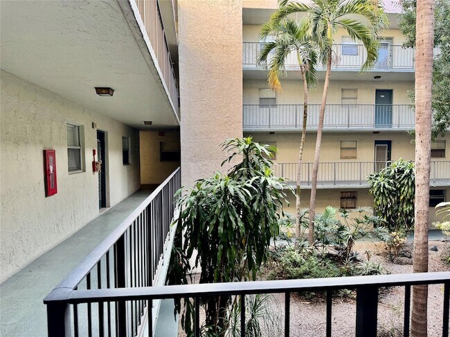 Building Photo - 1810 N Lauderdale Ave
