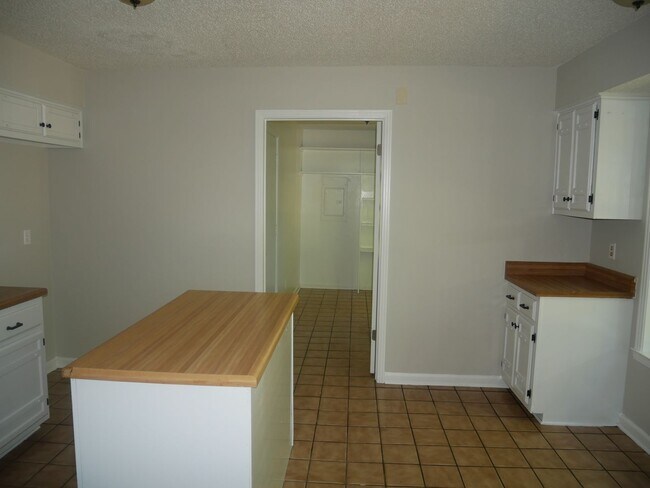 Foto del edificio - 5800 Dover Dr