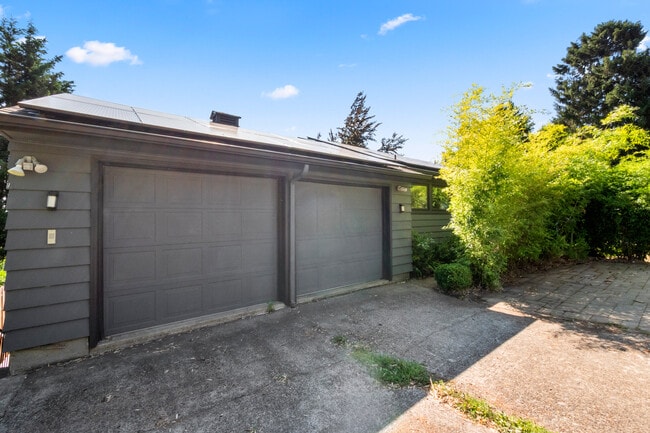 Building Photo - 8206 SW Terwilliger Blvd