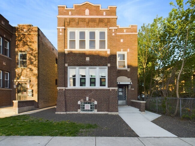 Building Photo - 1337 S Austin Blvd