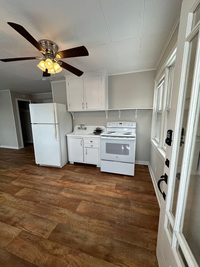 Building Photo - 213-215-215 E Franklin St