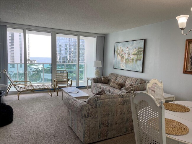 Foto del edificio - 100 Bayview Dr