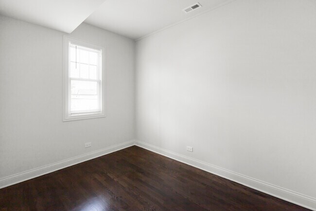 Building Photo - 3123 N California-2F