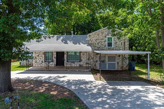 Building Photo - Renovated 3 bed 3 bath home in MWC! Half o...