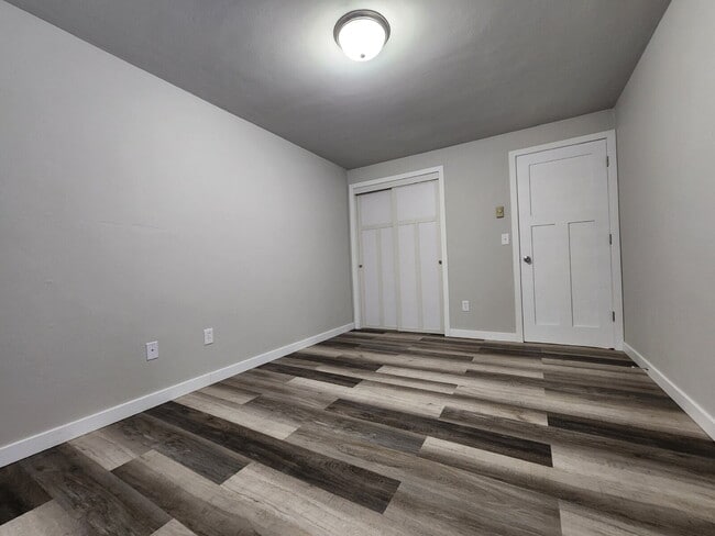Building Photo - Updated Upper Level Apartment, Kaukauna