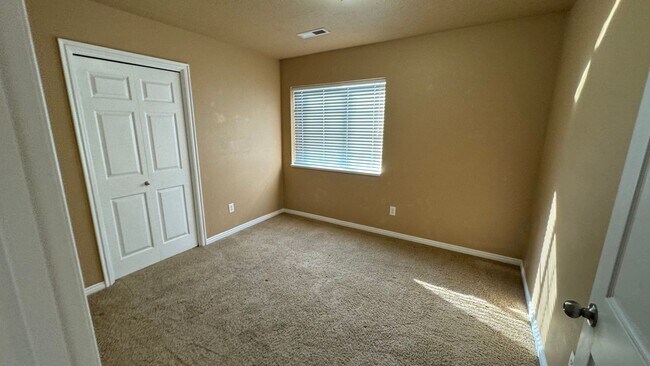 Building Photo - Beautiful top floor 3 bedroom 2 bath condo...