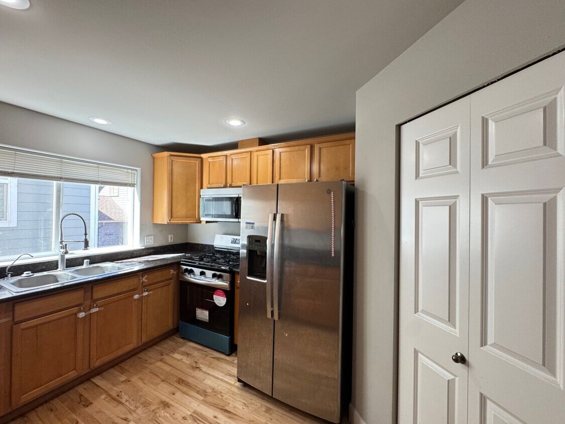 Primary Photo - Spacious 5BR Queen Anne Townhome