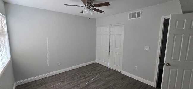 Foto del edificio - 1405 E Vegas Valley Dr