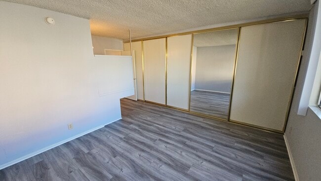 Building Photo - Burbank Oaks Apartments