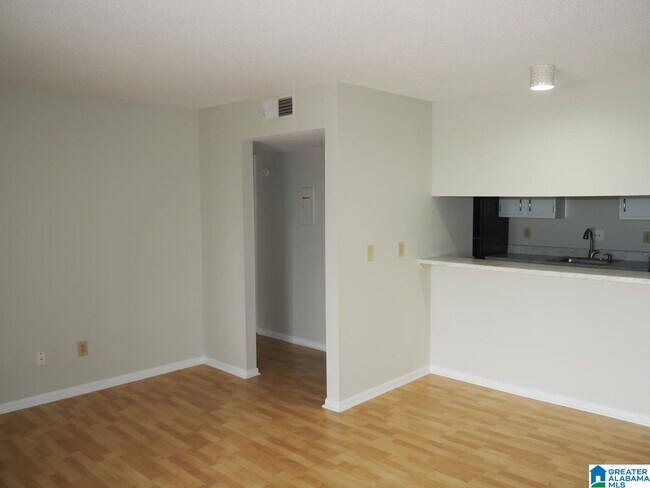 Building Photo - 400 Skyview Dr