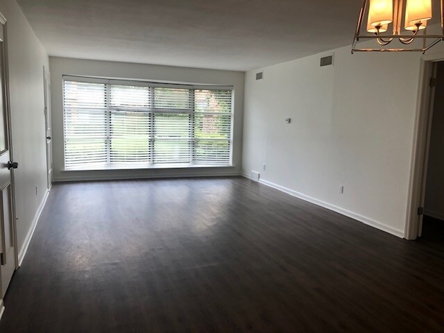 Building Photo - 4400 Poplar Ave