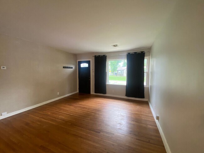 Building Photo - Charming Brookside Bungalow on large corne...