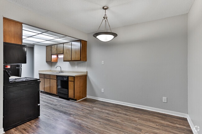 2BR, 2BA - 985SF - B1 - Dining Room - Cross Creek