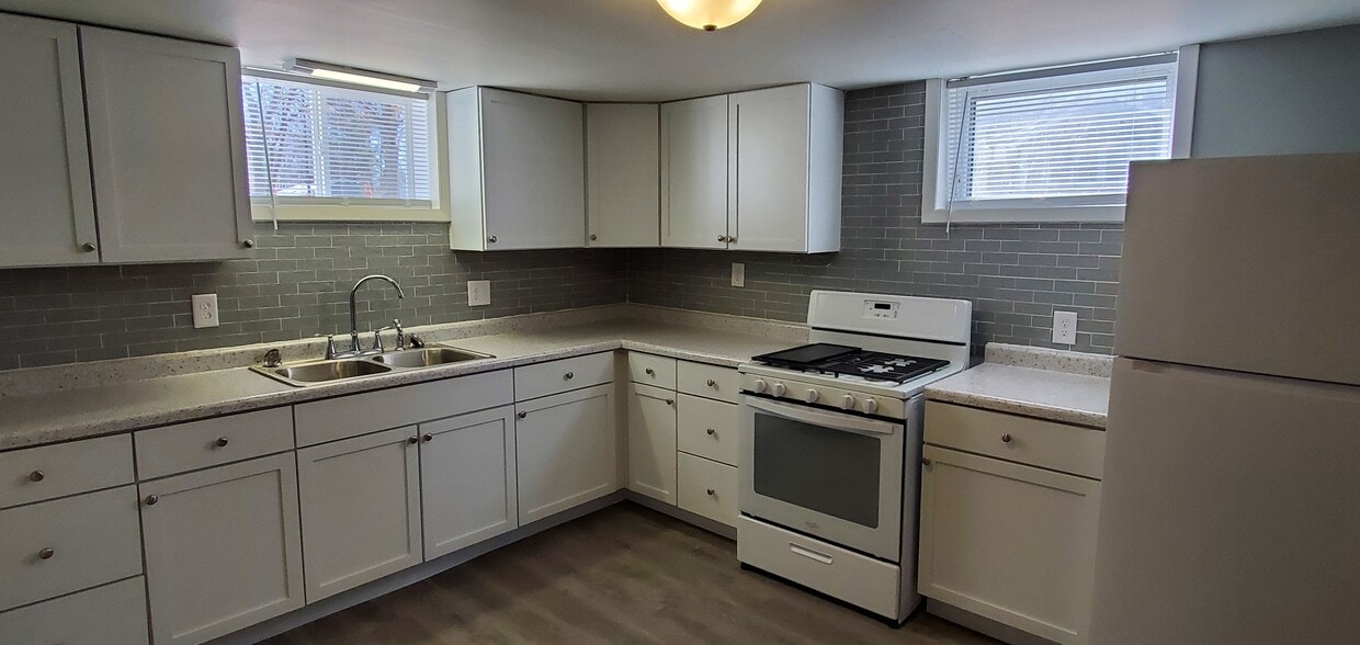 Kitchen - 435 Westwood Rd